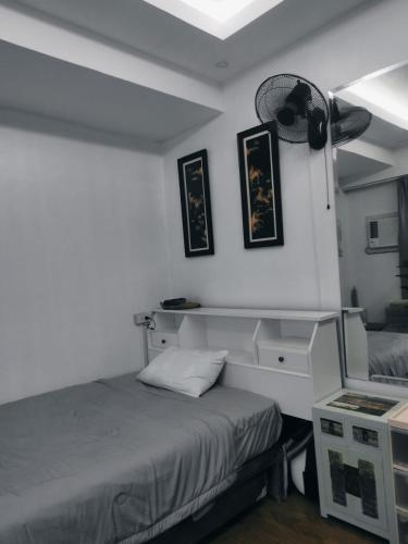 Una cama o camas en una habitación de 517 Grand Amani Mactan, Lapu-Lapu City, Cebu