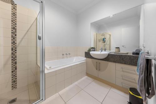 Ένα μπάνιο στο Modern CBD Hideaway - 2 mins to Bendigo Hospital