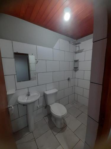 a bathroom with a toilet and a sink at Monoambiente céntrico in Puerto Iguazú