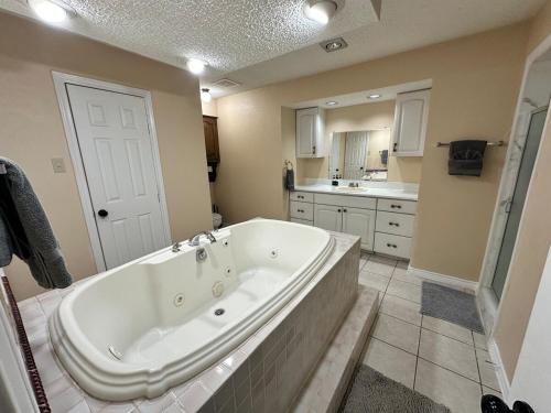 Fotografie z fotogalerie ubytování NEW Grand Escape For Large Families and Groups v destinaci Garland