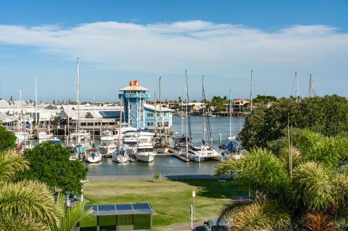 穆卢拉巴赛博特拉巴公寓式酒店的停靠在码头的一群船