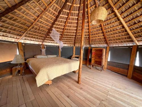 Ένα ή περισσότερα κρεβάτια σε δωμάτιο στο BuenaOnda Eco Glamping