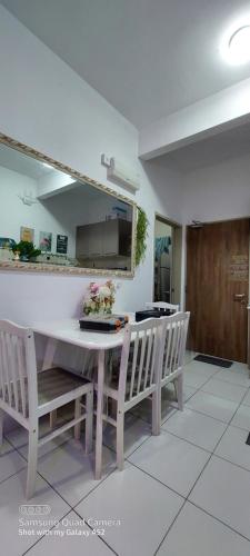 Η κουζίνα ή μικρή κουζίνα στο MEDINA's 5STAR CondoSTAY in Nilai