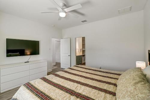 Giường trong phòng chung tại Blue Wave