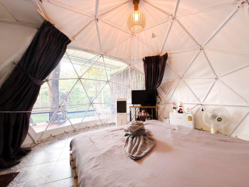 Ένα ή περισσότερα κρεβάτια σε δωμάτιο στο บ้านป่าสักแคมป์ เขาค้อ By chai Architect