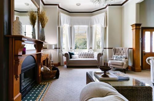 Historic Homestead: Views & Shared Tennis Court في Melrose: غرفة معيشة مع موقد وأريكة