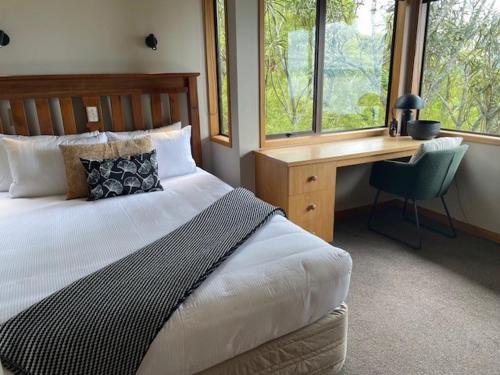 Ένα ή περισσότερα κρεβάτια σε δωμάτιο στο Pukawa Villas Formerly Oreti Village Resort