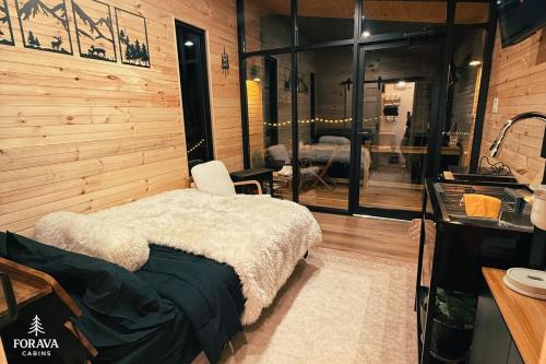 Ένα ή περισσότερα κρεβάτια σε δωμάτιο στο Forava Cabin 2 - Cozy Forest Stay and Sauna