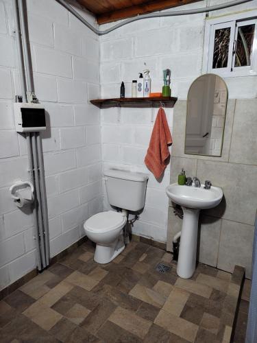 ein Badezimmer mit Toilette und Waschbecken in der Unterkunft Quinta la hermosa in Villa María