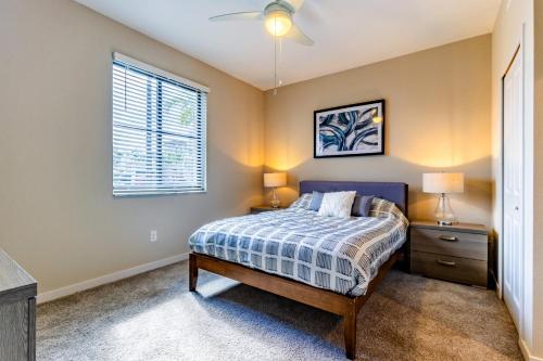 Una cama o camas en una habitación de Modern 1BR Condo w/ Pool & BBQ Near Fort Myers