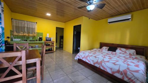 Ένα ή περισσότερα κρεβάτια σε δωμάτιο στο Rústicas Dani & Fam