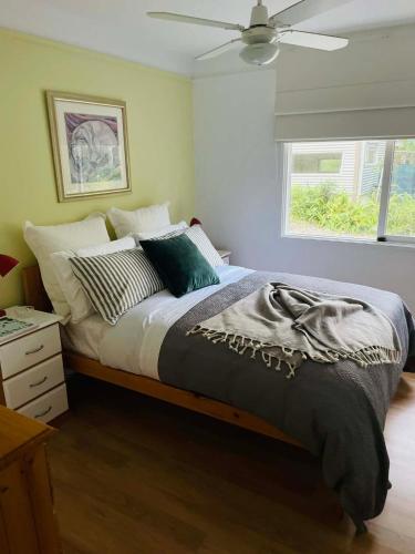 Ένα ή περισσότερα κρεβάτια σε δωμάτιο στο Coast house Lilli Pilli - Walk 200m to circuit beach