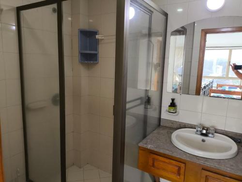 un bagno con doccia e lavandino di El Peñon-Rodadero-Sunset-Cheap Building a Rodadero