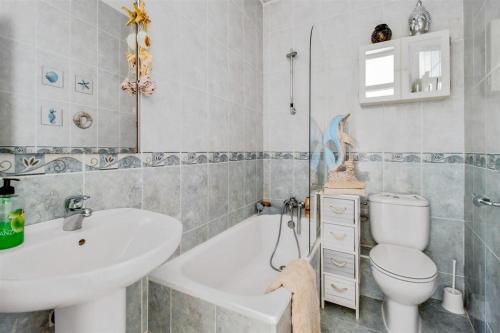 Et badeværelse på Charming 2BR Getaway in Maro- Newly renovated