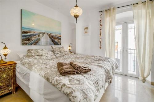 En eller flere senge i et værelse på Charming 2BR Getaway in Maro- Newly renovated