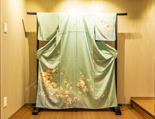 Foto sihtkohas Nara asuva majutusasutuse Lax奈良 築65年和モダン古民家 一棟貸切 最大16名 専用ガレージ2台無料 自転車付き galeriist