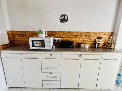 Кухня или мини-кухня в The Burrow - A Modern Loft-Style Luxury Villa
