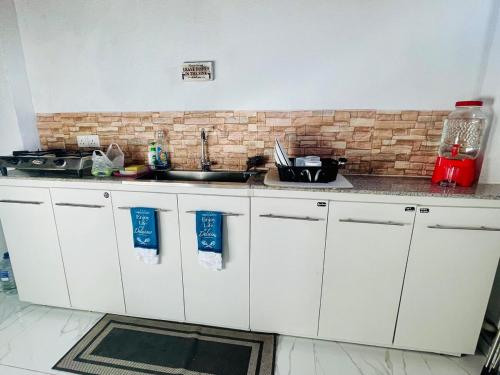 Кухня или мини-кухня в The Burrow - A Modern Loft-Style Luxury Villa
