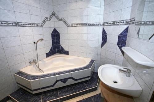 A bathroom at Appartementhaus Sabine