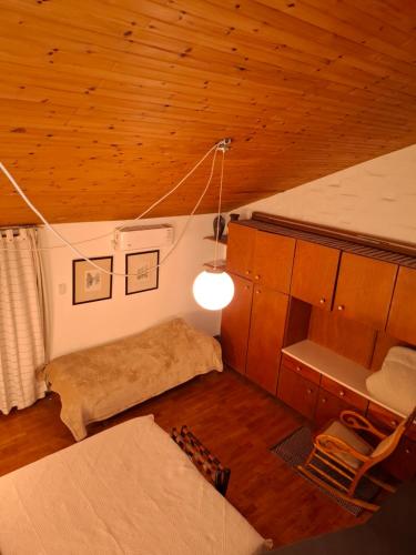 Cette chambre mansardée comprend un lit et une table. dans l'établissement Department RJ, à San Rafael