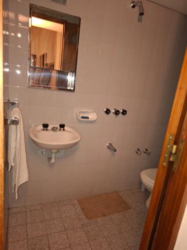 une salle de bain avec un lavabo et des toilettes dans l'établissement Department RJ, à San Rafael