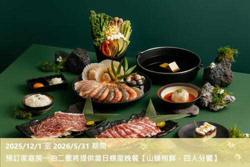 eine Gruppe verschiedener Arten von Lebensmitteln auf einem Tisch in der Unterkunft Lakeshore Hotel Hsinchu in Hsinchu