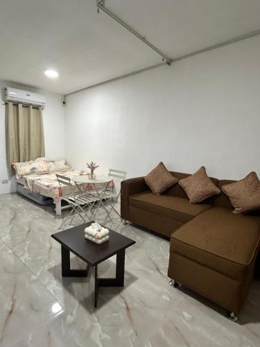 Posezení v ubytování Kozy Row Staycation - Pagadian City