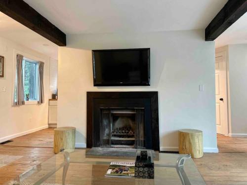 Μια τηλεόραση ή/και κέντρο ψυχαγωγίας στο Cozy remodeled Cottage