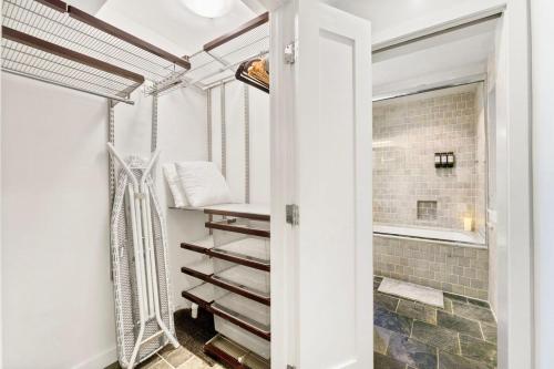 华盛顿Luxe Logan Circle Escape - Near Downtown DC & Shaw的浴室设有步入式淋浴间,位于玻璃门旁