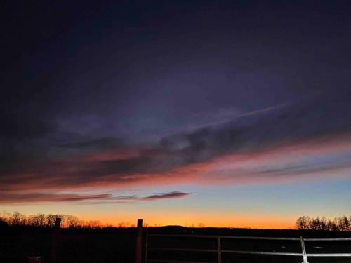 Η ανατολή ή δύση του ηλίου όπως φαίνεται από αυτή η παραθεριστική κατοικία ή από εκεί κοντά