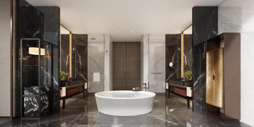 南昌市にあるRadisson Blu Hotel Nanchangのバスルーム(バスタブ、シンク2台付)