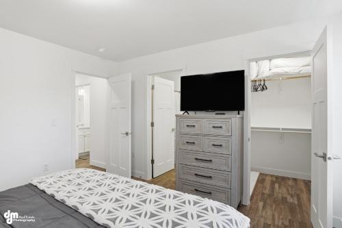 una camera con letto e TV su un comò di Fully equipped Wasilla unit! a Wasilla