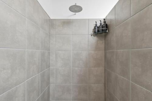 Koupelna v ubytování City & Heritage - Stylish 2 Bed Cottage in Hobart