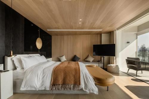 Зображення з фотогалереї помешкання Floral Luxury Wuhu Lake Art Hotel у місті Wuhu