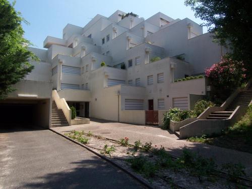 Spacieux studio rénové avec terrasse et parking privé