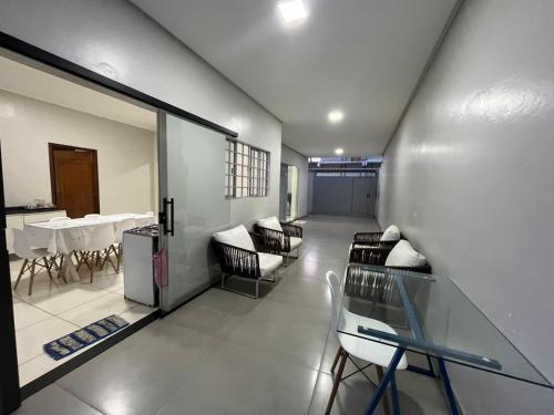 una sala con tavolo e sedie e una sala da pranzo di Lar da Dora a Parauapebas