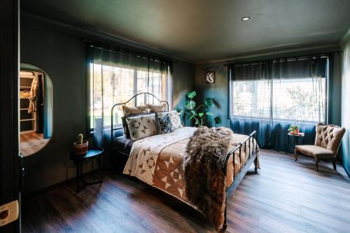 Black Diamond - Pet Friendly, Magnesium Spa في برايت: غرفة نوم بها سرير وكرسي ونوافذ
