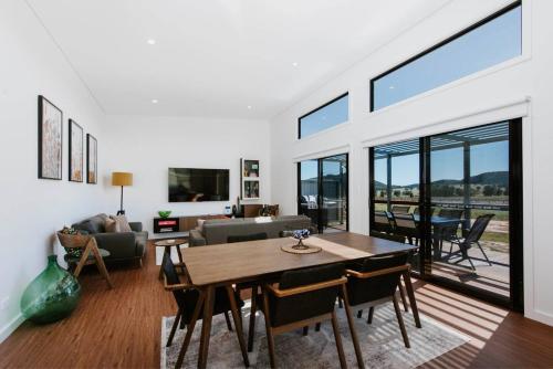 Khu vực ghế ngồi tại Olliedean Retreat - Dual Cottages with Scenic Views