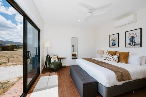 Giường trong phòng chung tại Olliedean Retreat - Dual Cottages with Scenic Views