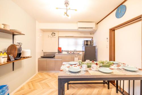 Η κουζίνα ή μικρή κουζίνα στο Lax奈良 築65年和モダン古民家 一棟貸切 最大16名 専用ガレージ2台無料 自転車付き