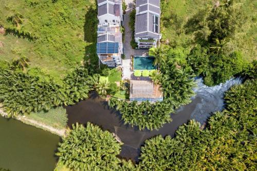 een luchtzicht op een landgoed met een zwembad en bomen bij Ony Retreat Villas in Hội An