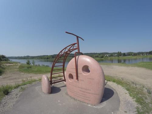 a statue of a head with a ladder on it at Kambarių nuoma Kačerginės kurorte in Kačerginė