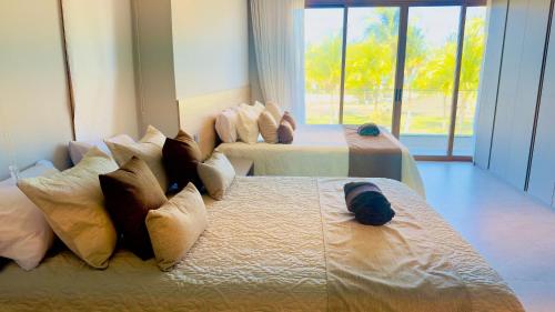 Ένα ή περισσότερα κρεβάτια σε δωμάτιο στο Mansão em Guarajuba – 7 Suítes a 50m da Praia!