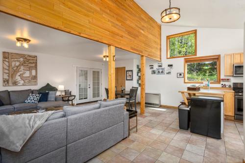 un soggiorno con divano e cucina di Cozy Lakefront Retreat a Wasilla