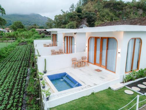 une maison avec une piscine dans l'arrière-cour dans l'établissement Nadine Villa Kintamani with Natural Hot Spring, à Kubupenlokan