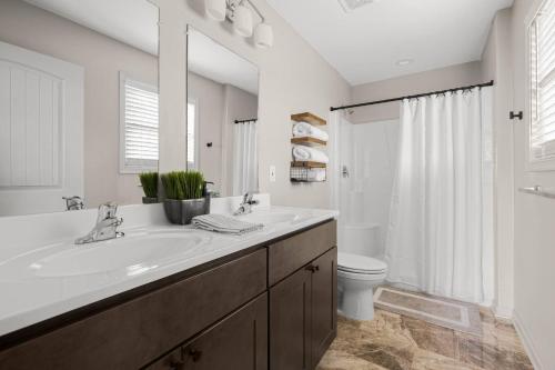 une salle de bain blanche avec un lavabo et des toilettes dans l'établissement The VUE - On Top of Paradise, à White Post