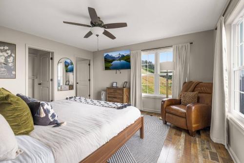 une chambre avec un lit, une chaise et des fenêtres dans l'établissement The VUE - On Top of Paradise, à White Post