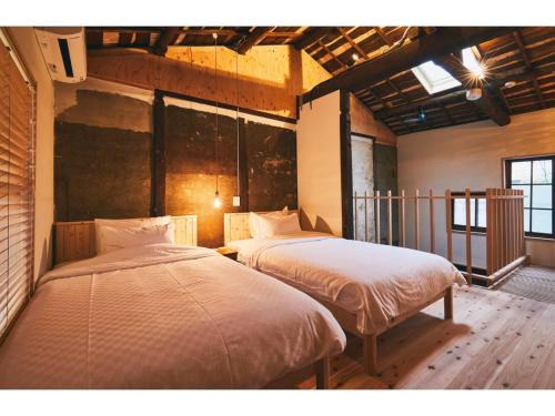 Batonship - Vacation STAY 12909 في أوساكا: غرفة نوم بها سريرين في الغرفة