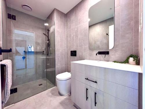 un bagno con doccia, WC e lavandino di M-City Monash Spacious Skyline Escape & Hospital a Clayton North