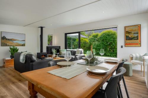 Posezení v ubytování Sun-Filled 2BR Home In The Heart Of Arrowtown